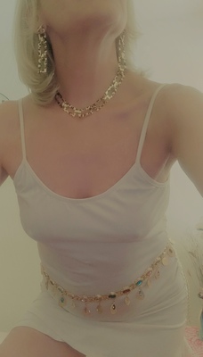 Wien;Elly;Klassische Massage;Sinnliche Massage;Erotische Massage;Tantramassage;Wellness-Massage;l-Massage;Body-to-Body-Massage;Prostatamassage